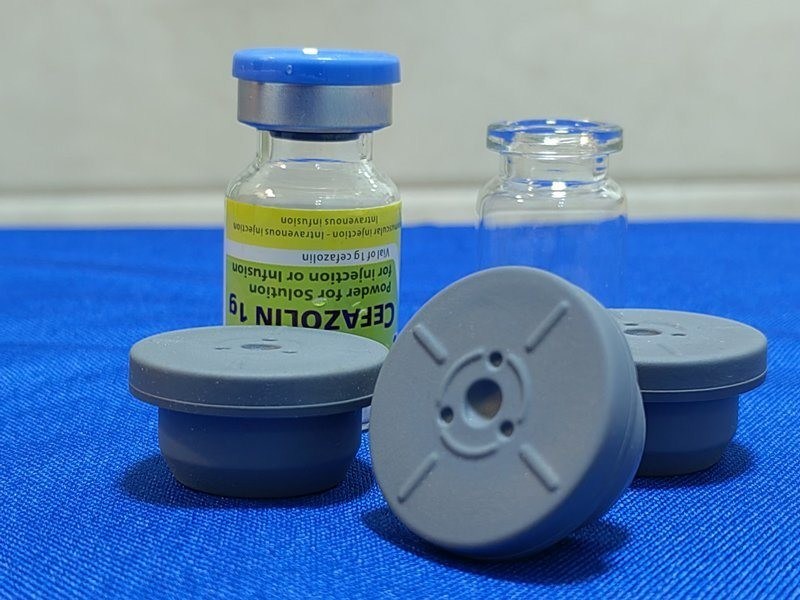 GMP Tuân thủ 13mm 20mm 23mm 28mm 32mm Bụi cao su Butyl tròn y tế vô trùng cho chai truyền thủy tinh