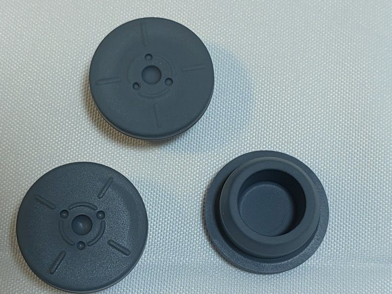 GMP Tuân thủ 13mm 20mm 23mm 28mm 32mm Bụi cao su Butyl tròn y tế vô trùng cho chai truyền thủy tinh